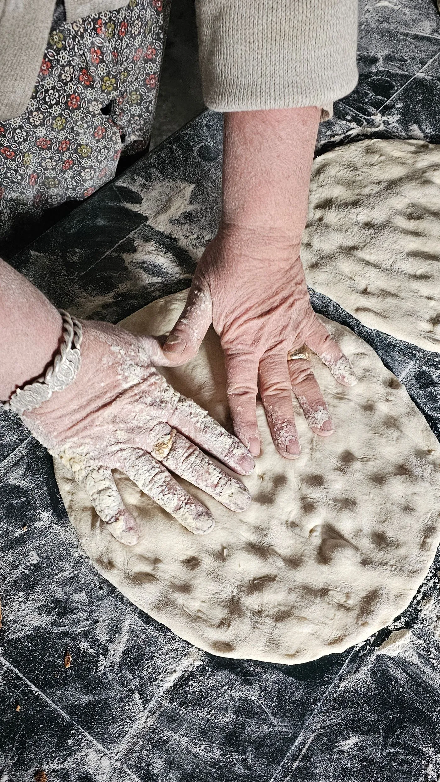 Des mains farinées étalent la pâte