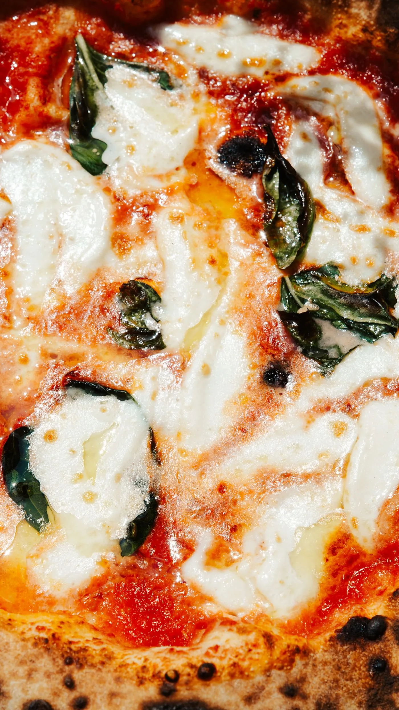 Une part de margherita soulevée, le fromage file