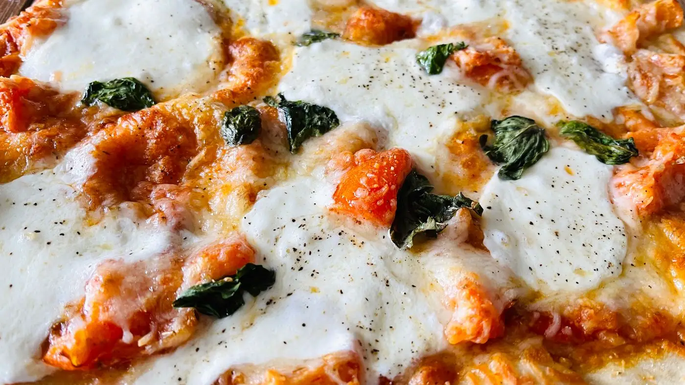 Pizza au basilic et à la mozzarella vue de près